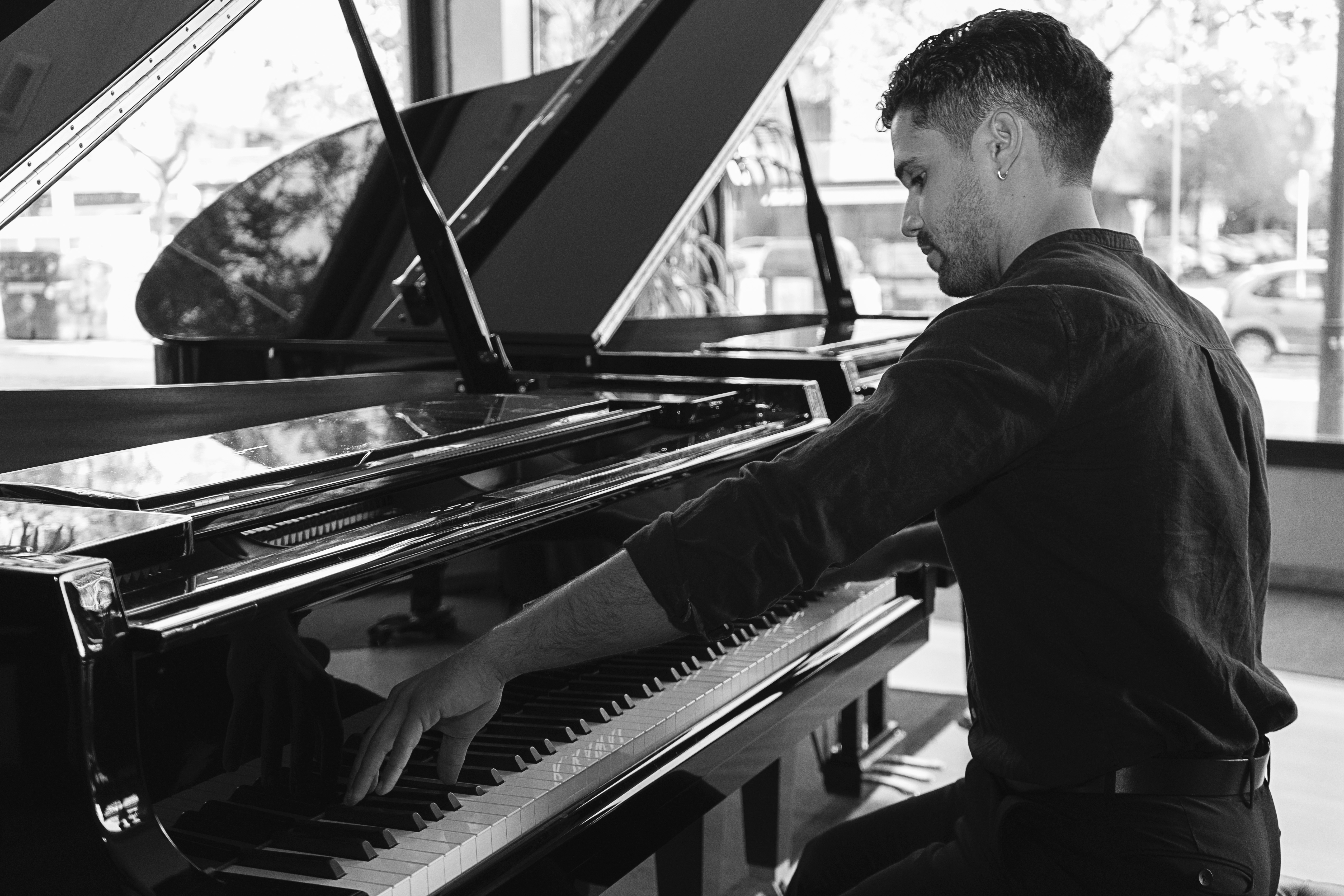 Jonathan Santana García junto al teclado de un piano de cola